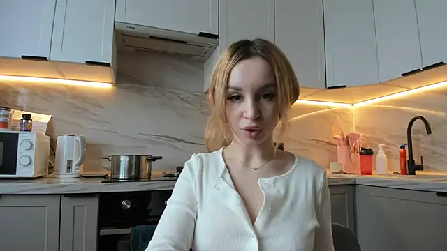 Snapshot of LinaKunilina chatting on 03-02-26, 08:32 LinaKunilina online show from 03-02-26, 08:32