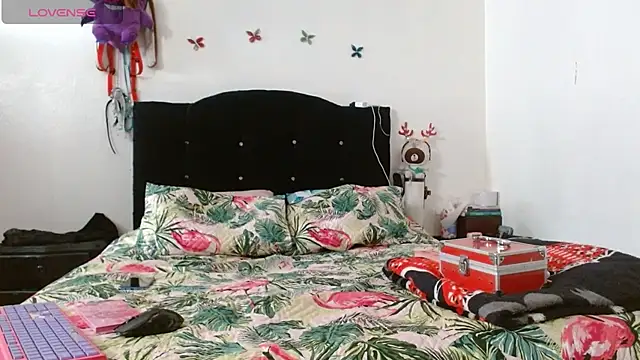Snapshot of naomi_unu chatting on 06-19-26, 04:11 naomi unu online show from 06-19-26, 04:11