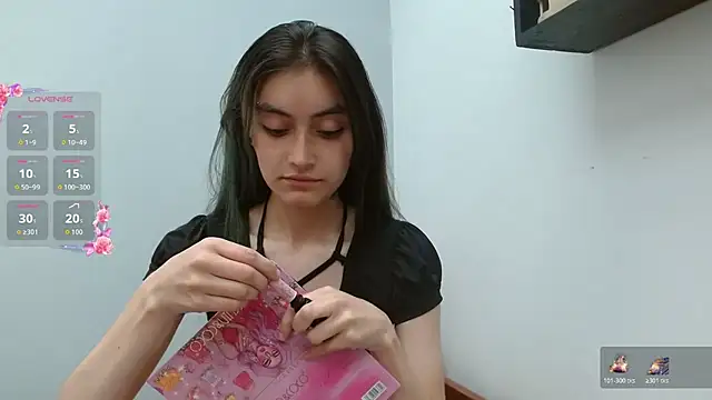 Snapshot of naomi_unu chatting on 07-24-26, 02:15 naomi unu online show from 07-24-26, 02:15
