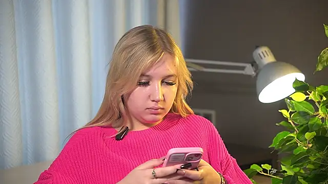 Snapshot of SinaHovey chatting on 03-04-26, 09:48 SinaHovey online show from 03-04-26, 09:48