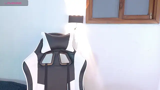 Snapshot of Catalinaa01 chatting on 07-16-26, 01:06 Catalinaa01 online show from 07-16-26, 01:06