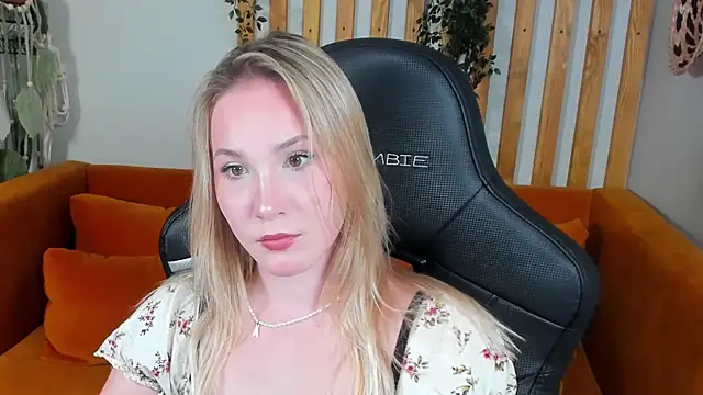 Snapshot of ElaraVoltage chatting on 07-14-26, 05:01 ElaraVoltage online show from 07-14-26, 05:01