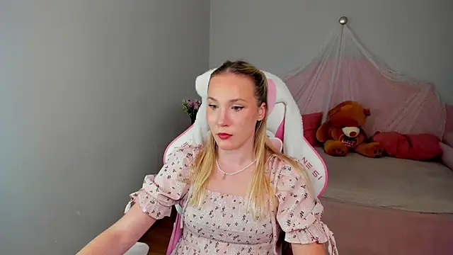 Snapshot of ElaraVoltage chatting on 07-15-26, 05:02 ElaraVoltage online show from 07-15-26, 05:02