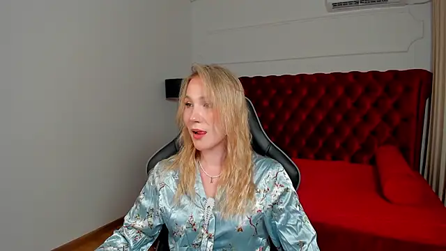 Snapshot of ElaraVoltage chatting on 07-17-26, 05:07 ElaraVoltage online show from 07-17-26, 05:07
