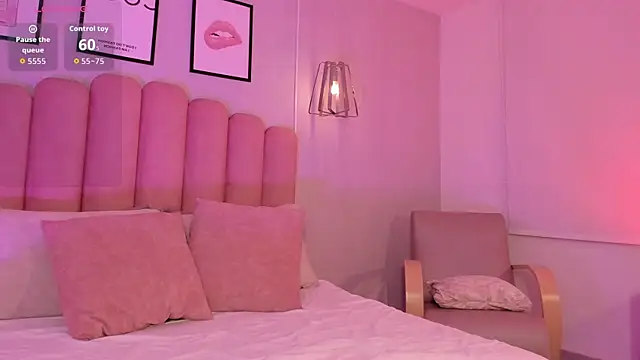 Snapshot of violeta_hills_ chatting on 07-30-26, 03:33 violeta hills online show from 07-30-26, 03:33