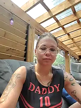 Snapshot of Couple_qc chatting on 07-15-26, 04:23 Couple qc online show from 07-15-26, 04:23