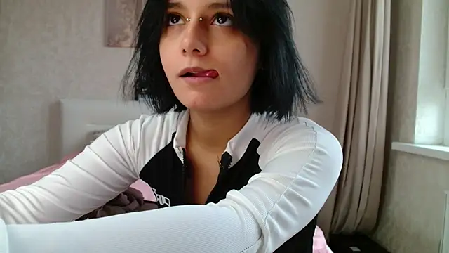 Snapshot of The_Slutty_Fox chatting on 06-12-26, 01:43 The Slutty Fox online show from 06-12-26, 01:43