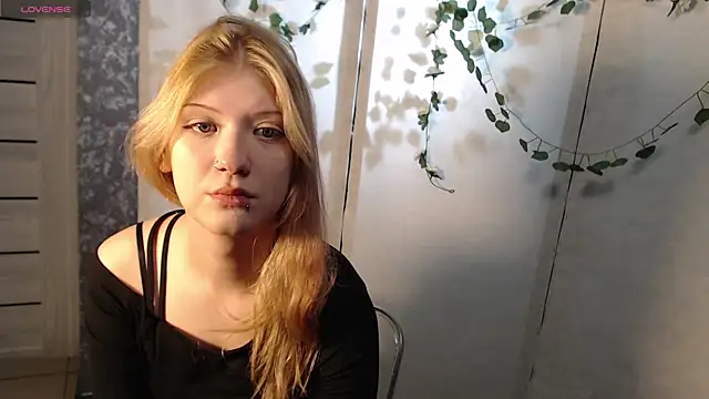 Snapshot of Lina_Wi chatting on 04-25-26, 08:06 Lina Wi online show from 04-25-26, 08:06