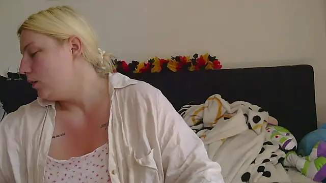 Snapshot of josi-420 chatting on 06-23-26, 11:41 josi-420 online show from 06-23-26, 11:41