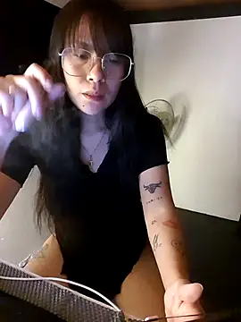 Snapshot of Bad_bish21 chatting on 06-28-26, 02:01 Bad bish21 online show from 06-28-26, 02:01