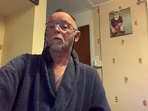 Snapshot of Moonraker64 chatting on 08-08-26, 05:20 Moonraker64 online show from 08-08-26, 05:20