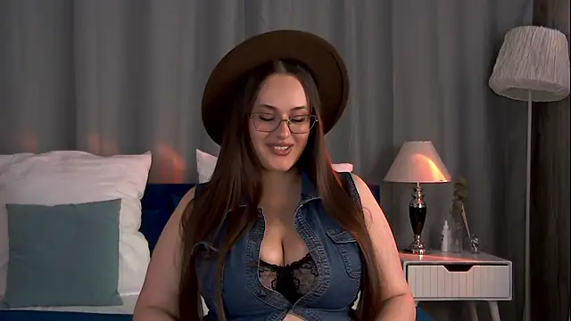 Snapshot of Queen_Monica_ chatting on 07-31-26, 06:51 Queen Monica online show from 07-31-26, 06:51