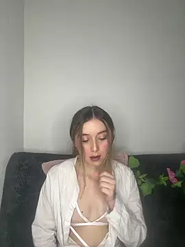 Snapshot of Sarisloves chatting on 06-17-26, 01:08 Sarisloves online show from 06-17-26, 01:08