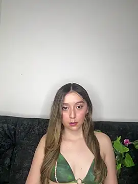 Snapshot of Sarisloves chatting on 06-18-26, 10:14 Sarisloves online show from 06-18-26, 10:14