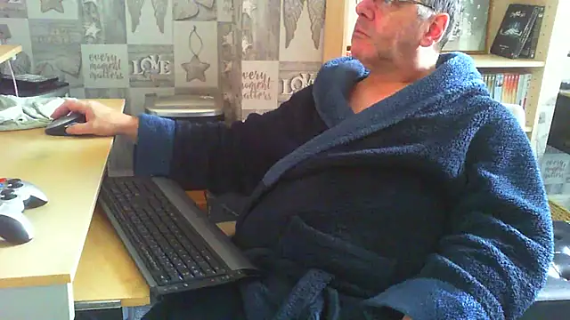 Snapshot of fatboy250 chatting on 05-19-26, 04:13 fatboy250 online show from 05-19-26, 04:13