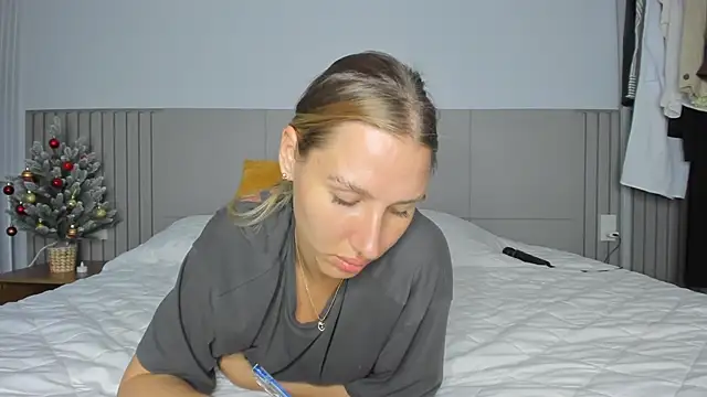 Snapshot of SofiClimbing chatting on 12-23-25, 10:02 SofiClimbing online show from 12-23-25, 10:02