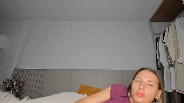 Snapshot of SofiClimbing chatting on 02-15-26, 01:24 SofiClimbing online show from 02-15-26, 01:24