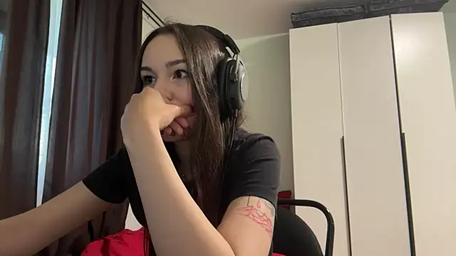 Snapshot of HotGirlMilla chatting on 06-19-26, 06:45 HotGirlMilla online show from 06-19-26, 06:45