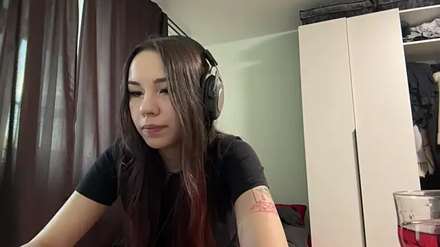 Snapshot of HotGirlMilla chatting on 06-21-26, 06:43 HotGirlMilla online show from 06-21-26, 06:43