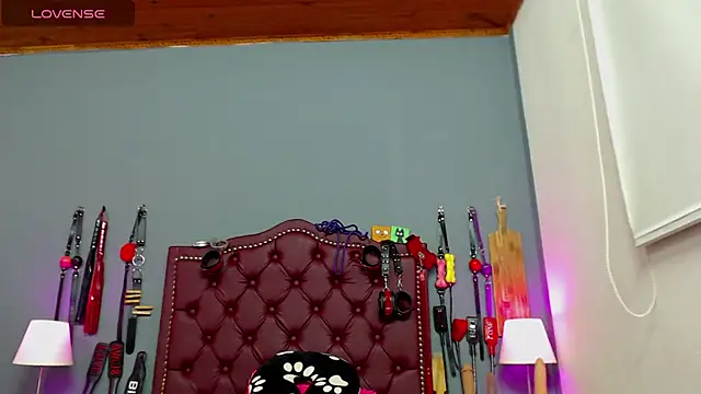 Snapshot of williamshops_X chatting on 06-25-26, 05:45 williamshops X online show from 06-25-26, 05:45