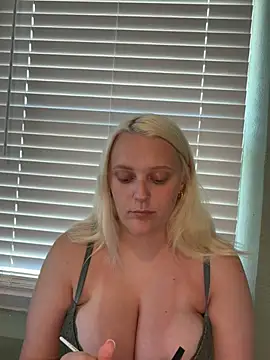 Blondebarbie21 online show from 06-28-26, 07:42