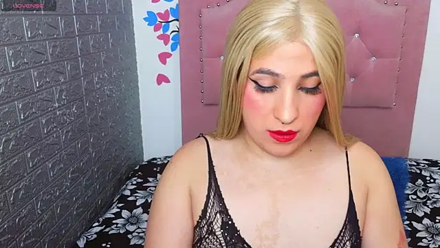 Snapshot of roxxy_pink_ chatting on 06-28-26, 01:00 roxxy pink online show from 06-28-26, 01:00