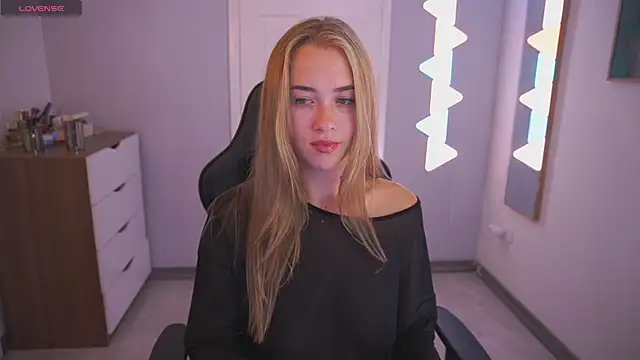 Snapshot of DanikaDillan chatting on 11-10-25, 12:31 DanikaDillan online show from 11-10-25, 12:31