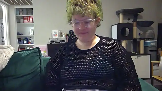 Snapshot of TreatLucky chatting on 08-04-26, 05:26 TreatLucky online show from 08-04-26, 05:26