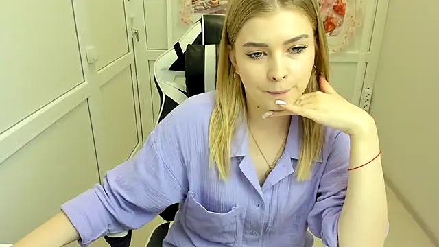 Snapshot of BrielleStorm chatting on 08-05-26, 06:05 BrielleStorm online show from 08-05-26, 06:05