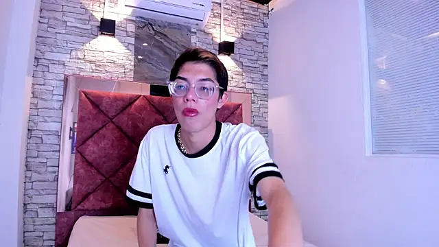 Snapshot of LianFerrer1 chatting on 08-06-26, 11:34 LianFerrer1 online show from 08-06-26, 11:34