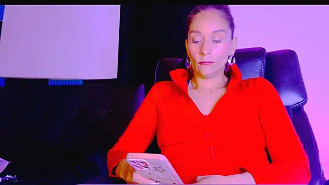 Snapshot of _thamara25 chatting on 10-28-25, 11:29 thamara25 online show from 10-28-25, 11:29