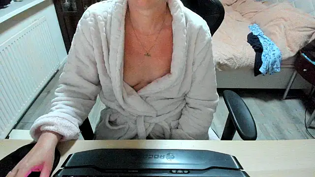 minoesje37 online show from 03-11-25, 08:31