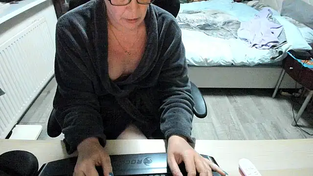 minoesje37 online show from 03-19-25, 08:22