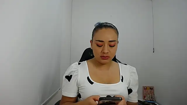 Snapshot of ReyleDoll chatting on 12-18-24, 12:43 ReyleDoll online show from 12-18-24, 12:43