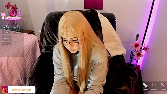 Snapshot of Fallengangel chatting on 12-16-25, 11:54 Fallengangel online show from 12-16-25, 11:54