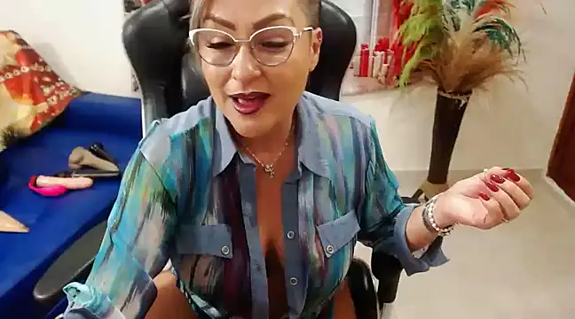 Snapshot of Tamara_Luaren chatting on 12-21-24, 12:31 Tamara Luaren online show from 12-21-24, 12:31