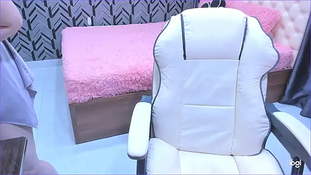 Snapshot of Toyota_Motor_Corporation chatting on 09-27-25, 11:21 Toyota Motor Corporation online show from 09-27-25, 11:21