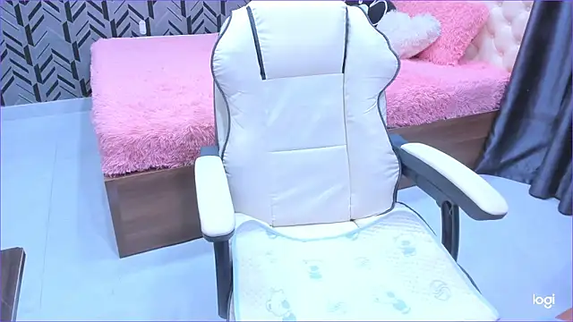 Snapshot of Toyota_Motor_Corporation chatting on 09-28-25, 11:21 Toyota Motor Corporation online show from 09-28-25, 11:21