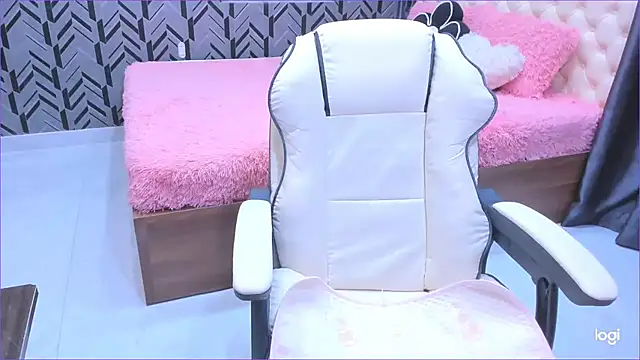 Snapshot of Toyota_Motor_Corporation chatting on 10-06-25, 11:13 Toyota Motor Corporation online show from 10-06-25, 11:13