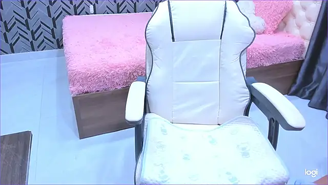 Snapshot of Toyota_Motor_Corporation chatting on 10-16-25, 11:17 Toyota Motor Corporation online show from 10-16-25, 11:17