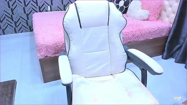 Snapshot of Toyota_Motor_Corporation chatting on 10-21-25, 11:16 Toyota Motor Corporation online show from 10-21-25, 11:16