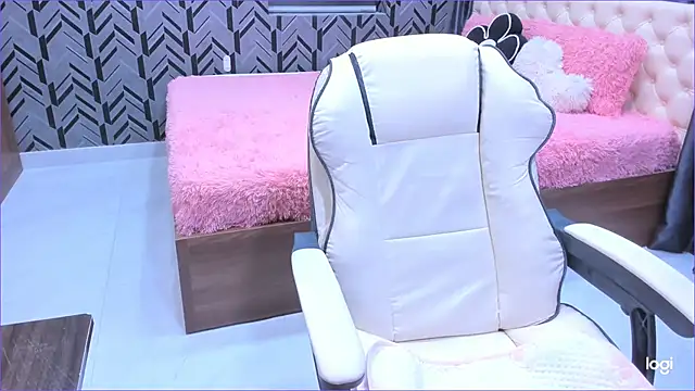 Snapshot of Toyota_Motor_Corporation chatting on 10-24-25, 11:23 Toyota Motor Corporation online show from 10-24-25, 11:23