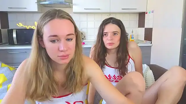 Snapshot of Naughty_Alice chatting on 09-10-25, 09:09 Naughty Alice online show from 09-10-25, 09:09