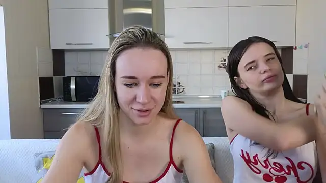 Snapshot of Naughty_Alice chatting on 09-19-25, 06:04 Naughty Alice online show from 09-19-25, 06:04