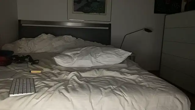 Snapshot of FckbbOy chatting on 02-14-25, 12:19 FckbbOy online show from 02-14-25, 12:19