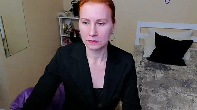 Snapshot of FoxySophia chatting on 10-21-25, 10:05 FoxySophia online show from 10-21-25, 10:05