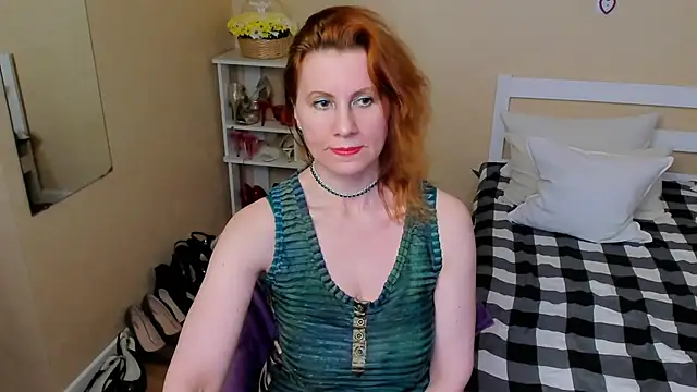 Snapshot of FoxySophia chatting on 11-17-25, 09:09 FoxySophia online show from 11-17-25, 09:09