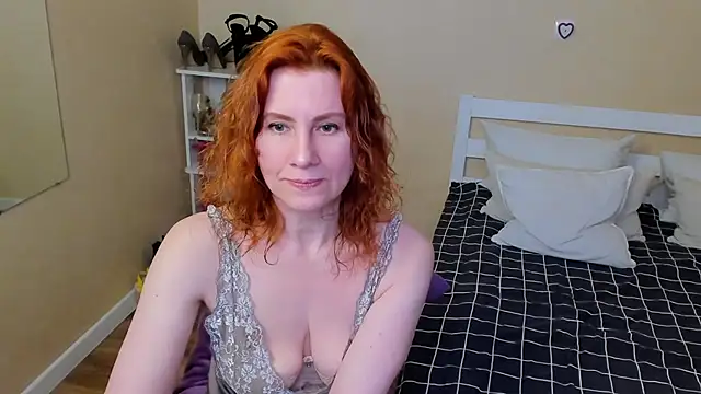 Snapshot of FoxySophia chatting on 11-25-25, 01:05 FoxySophia online show from 11-25-25, 01:05