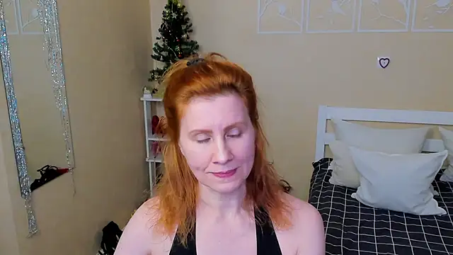 Snapshot of FoxySophia chatting on 12-15-25, 01:37 FoxySophia online show from 12-15-25, 01:37