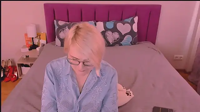 sabrinamacmarren online show from 10-19-25, 01:23